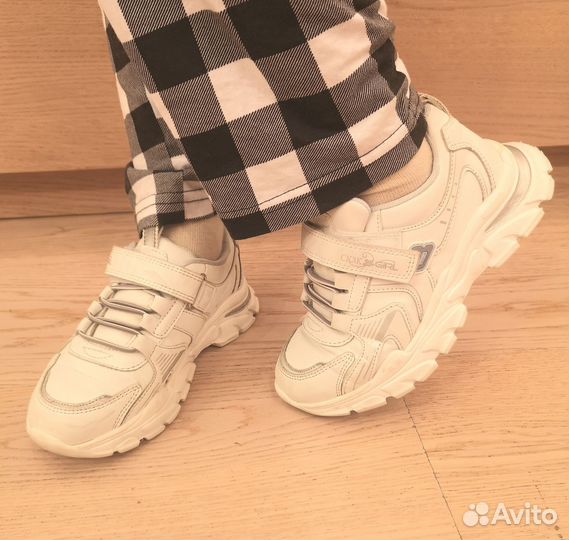 Кроссовки детские белые. Стелька 21,5см Разм 33-34
