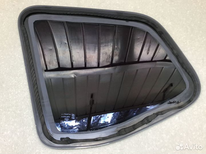 Стекло кузовное глухое правое Renault Duster I 201