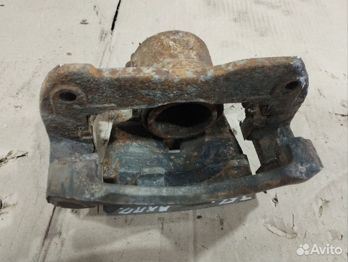 Тормозной суппорт передний левый Toyota Camry V40