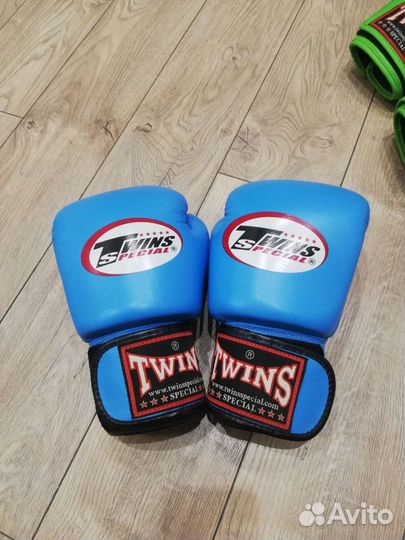 Боксерские перчатки twins 8 OZ