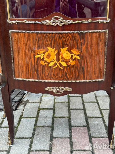 Антикварная витрина