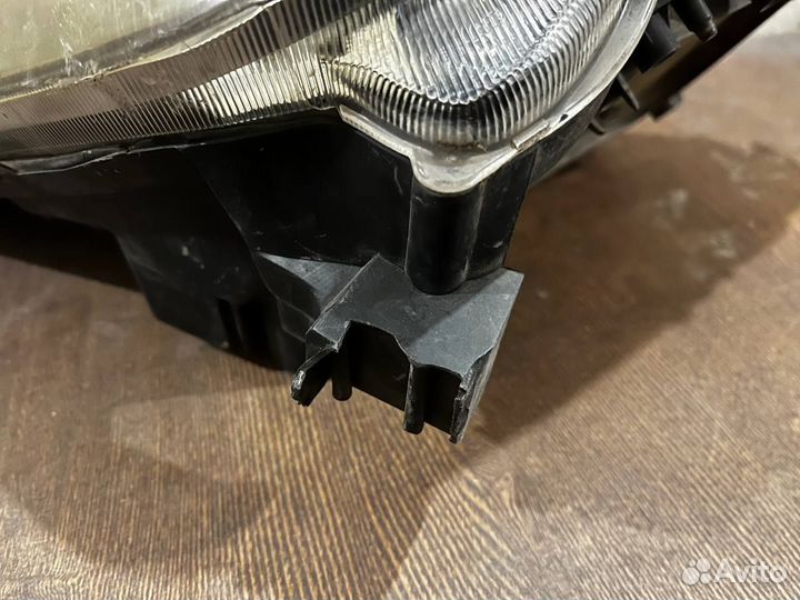 Фара правая toyota prius 20