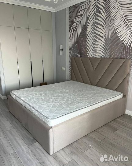 Белая кровать