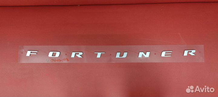 Эмблема крышки багажника toyota fortuner 2020г