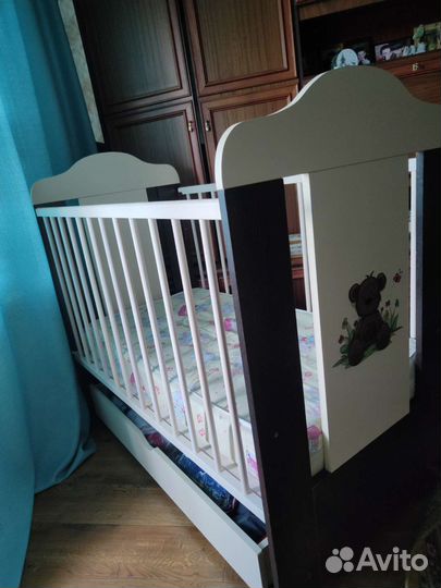 Детская кроватка с маятником