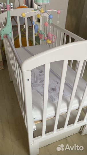 Детская кроватка с маятником и ящиком