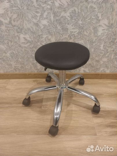 Кресло для мастера маникюра