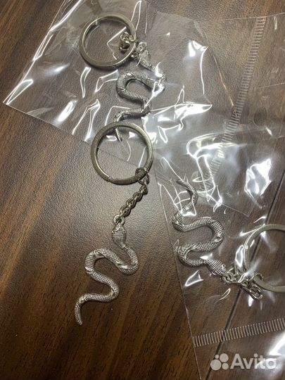 Брелок серебристый змея
