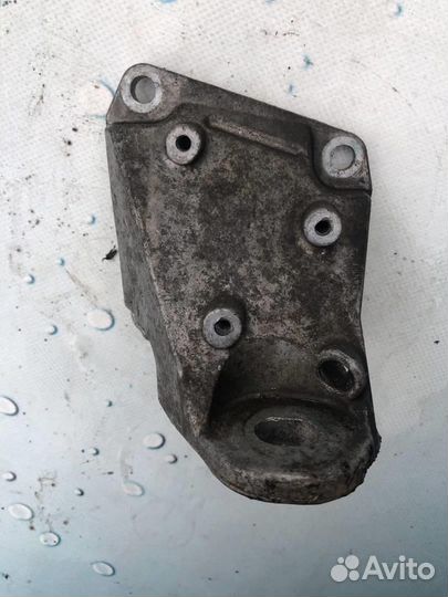 Кронштейн АКПП правый 3U0399114