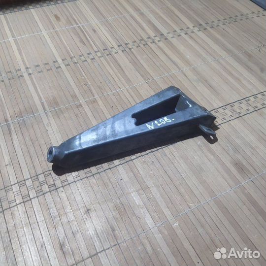 Кронштейн впускного коллектора Mercedes-Benz