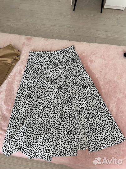 Атласная юбка миди с разрезом