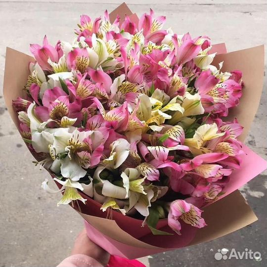 Букет из розовых альстромерий 13 шт