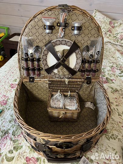 Набор для пикника в чемодане новый