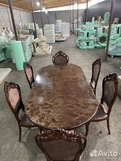 Стол со стульями