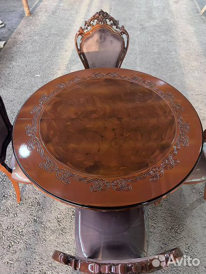 Стол и стулья