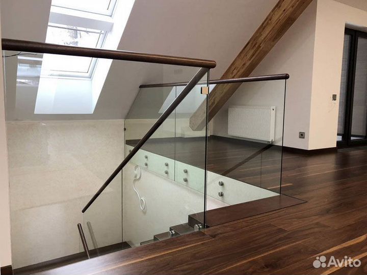 Монтажник лестниц и изделий из стекла