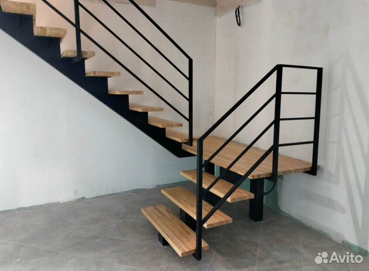 Лестница на металлокаркасе красивая
