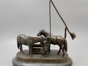 Бронзовая скульптура Девушка с лошадьми у колодца