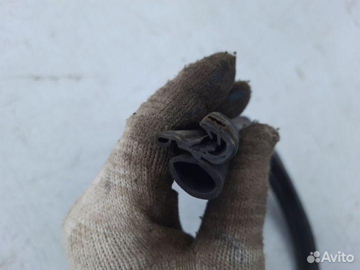 Уплотнитель капота Форд Торнео Коннект