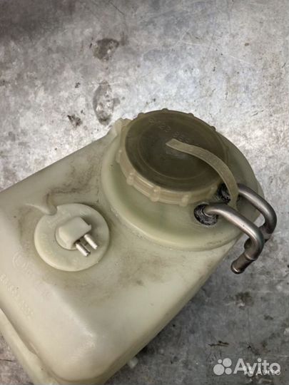 Бачок омывателя лобового стекла Мерседес 124