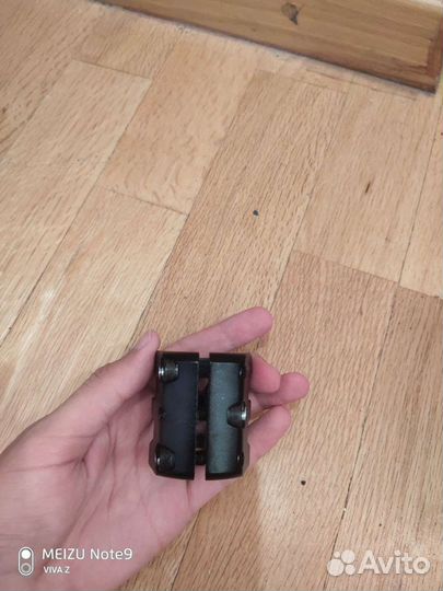 Зажим для трюкового самоката