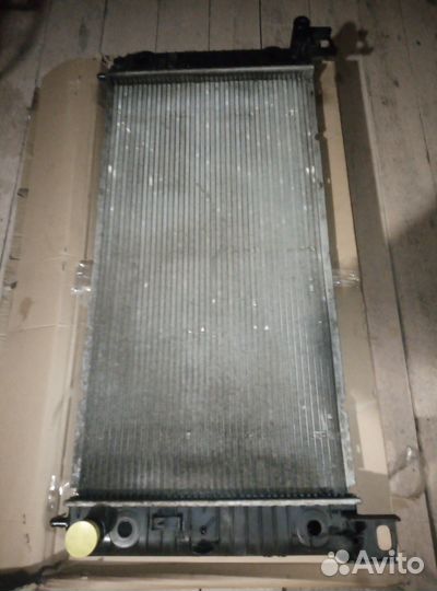 Радиатор Шевроле Тахо 900