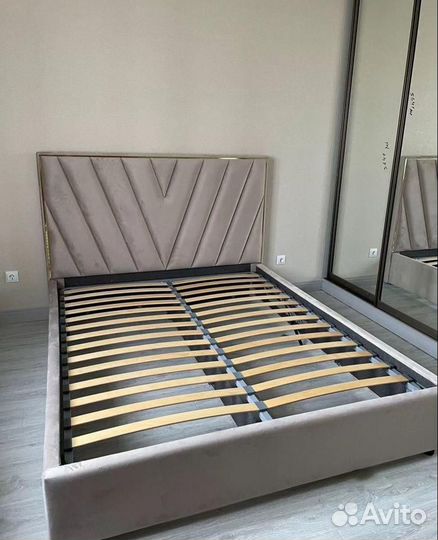 Мягкая двуспальная кровать с подъёмным механизмом
