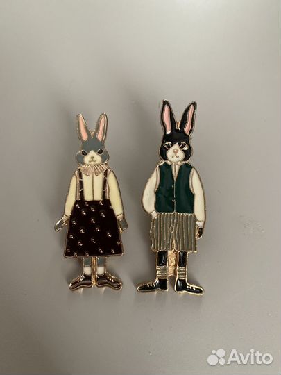 Значки зайцы