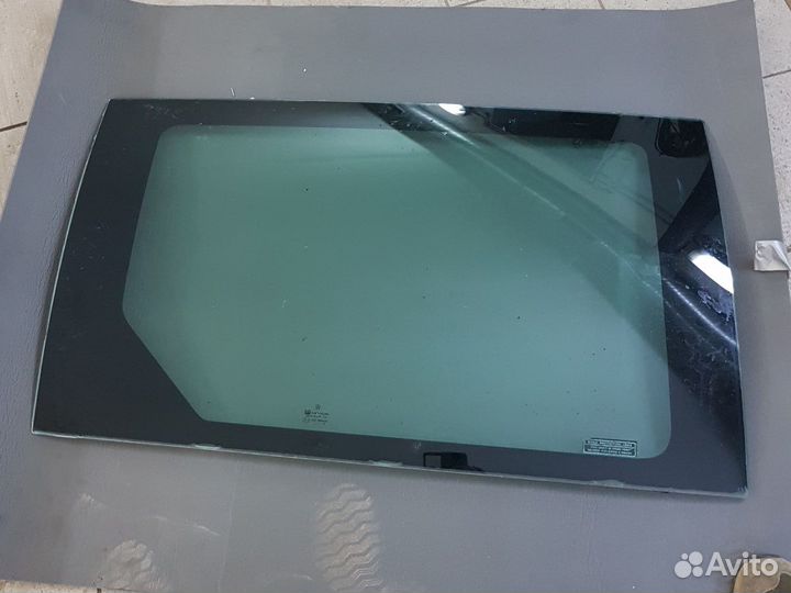 Стекла боковые средние Caravan 1999г