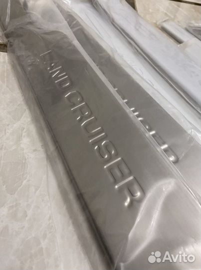 Накладки на пороги toyota 200