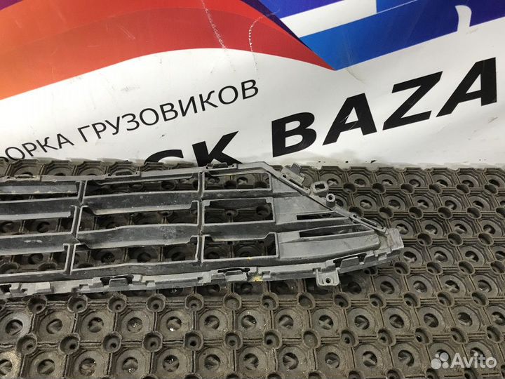 32296070 Решетка бампера центральная Volvo XC60