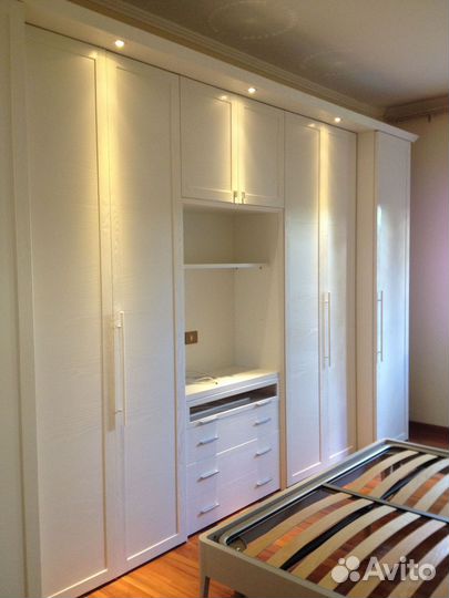 Шкаф распашной вместительный