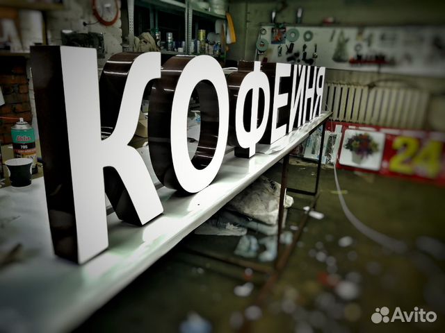 Кофе в зернах. Вывески кофеен. Кофейная чашка с буквой к. Кофе буквы. Кофе красивым шрифтом.