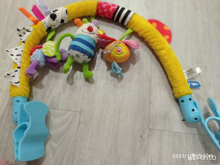 Дуга с игрушками