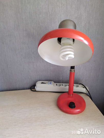 Настольная лампа