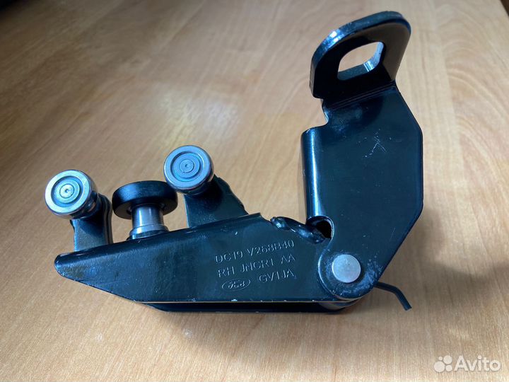 Каретка (ролик) сдвижной двери Ford Tranzit