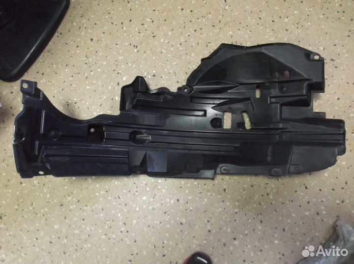 Подкрылок передний Nissan Skyline (V35) L+R