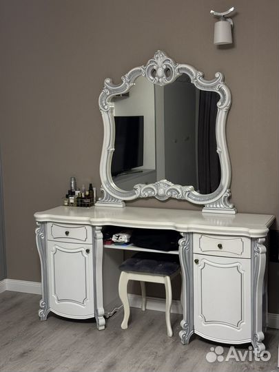 Трюмо с зеркалом