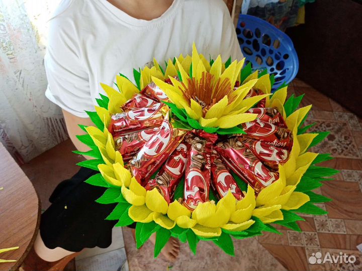 Изготовление цветов с конфетами, оформление букето