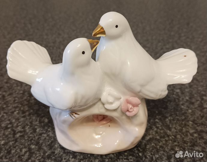 Целующиеся голубки, фарфор 8х11см, ангелочки