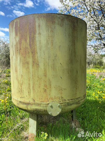 Металлическая бочка со сливным краном