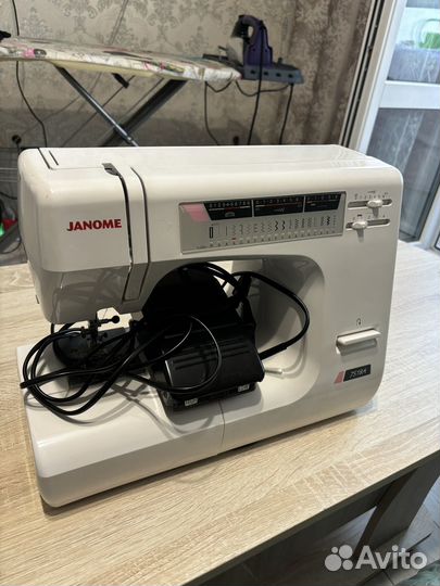 Швейная машина janome 7518A