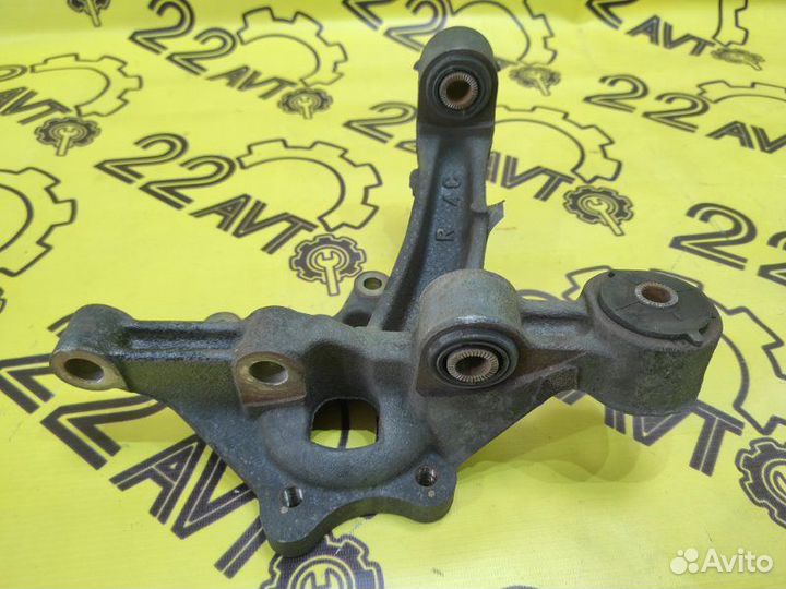 Цапфа (поворотный кулак) задняя правая Toyota