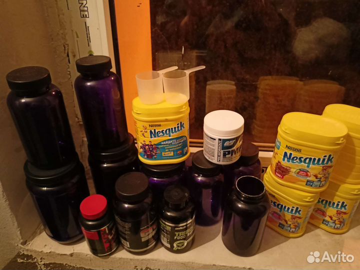 Пластиковые и стеклянные банки с крышками