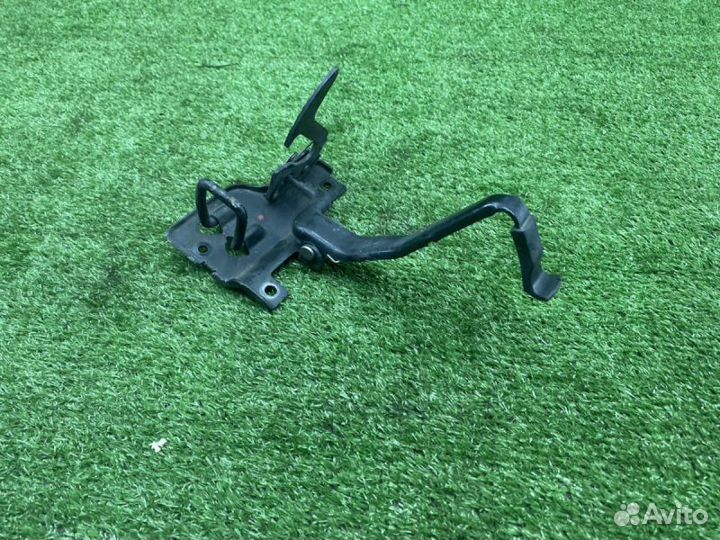 Крюк капота audi a4 b6 8E 2169