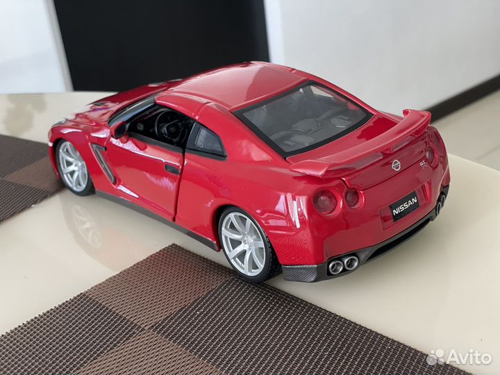Nissan GT-R 1:18
