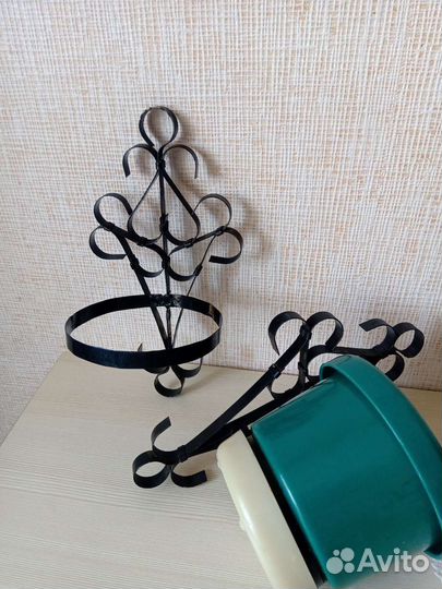 Два кронштейна и кашпо для цветов