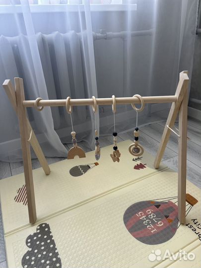 Монтессори тренажёр стойка, с подвесными игрушками
