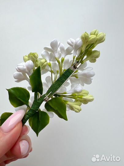 Комплект с белой сиренью (брошь и серьги)