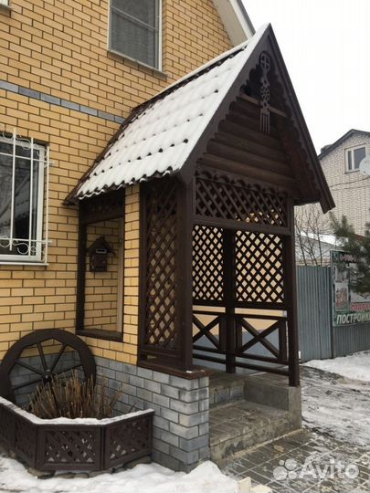 Крыльцо и заборы из дерева